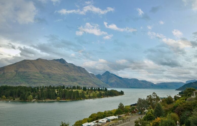 Alpine Vista House | Modern Luxury with Panoramic Lake & Mountain Views - Queenstown, New Zealand