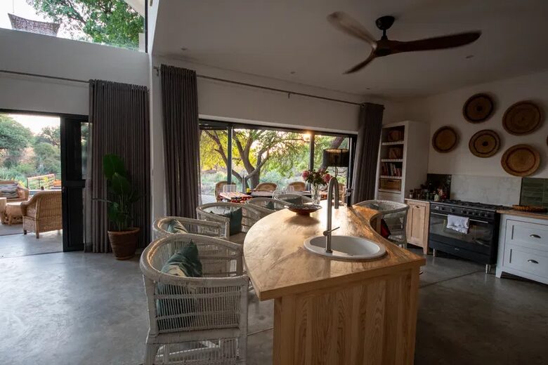 Tapologo River Lodge - Tsetsebjwe, Botswana