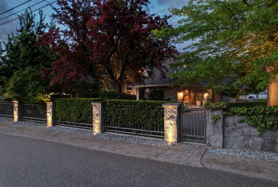 Gated Okanagan Waterfront Estate with Private Dock and Hot Tub - Summerland, Canada