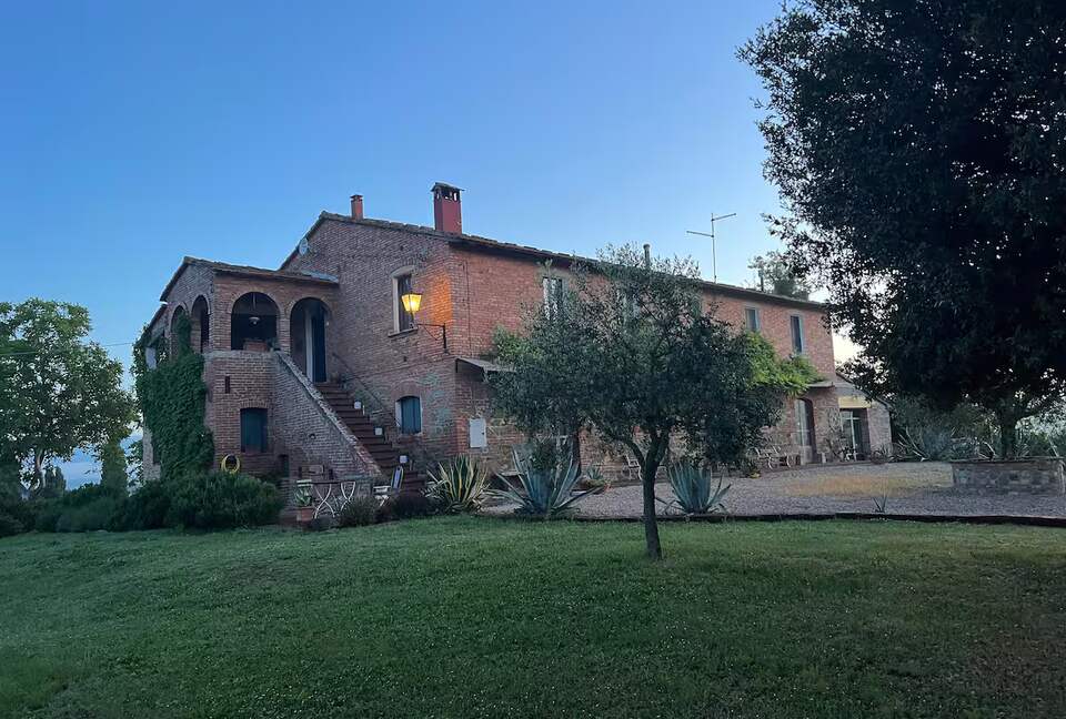 East Face Apartment in a Historic Farmhouse - Castiglione del Lago, Italy