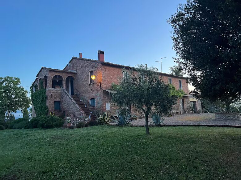 East Face Apartment in a Historic Farmhouse - Castiglione del Lago, Italy