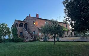 West Face Apartment in a Historic Farmhouse - Castiglione del Lago, Italy