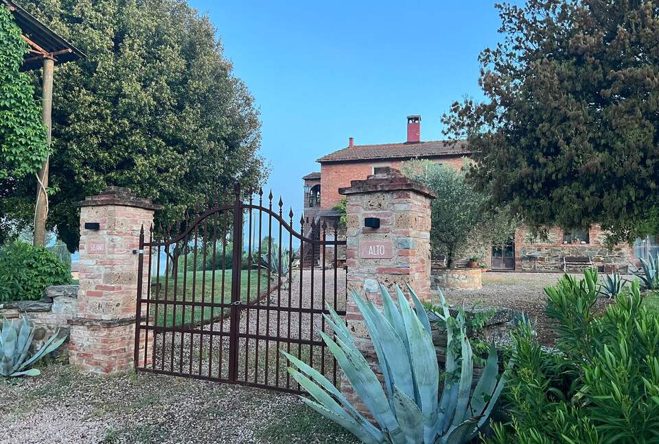 East Face Apartment in a Historic Farmhouse - Castiglione del Lago, Italy