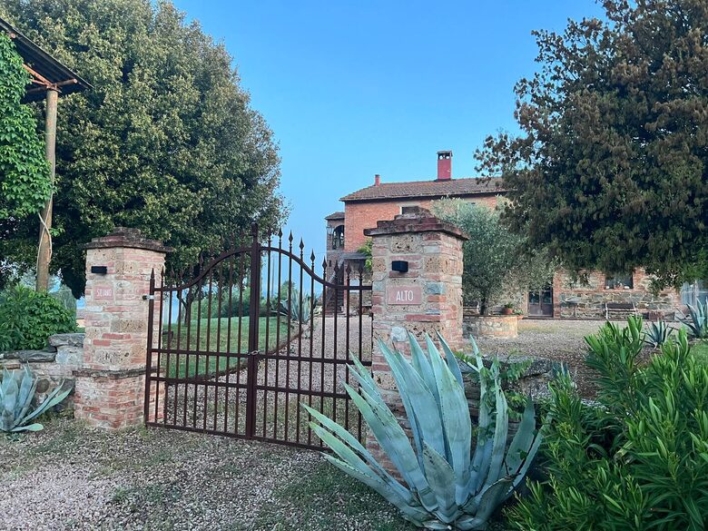 East Face Apartment in a Historic Farmhouse - Castiglione del Lago, Italy