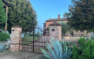 West Face Apartment in a Historic Farmhouse - Castiglione del Lago, Italy