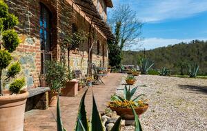 West Face Apartment in a Historic Farmhouse - Castiglione del Lago, Italy