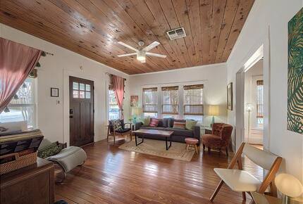 Comal River Bungalow | Steps to Schlitterbahn & Downtown - New Braunfels, Texas