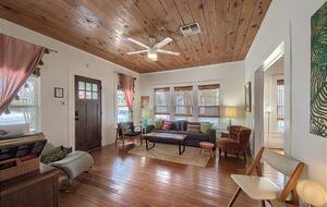 Comal River Bungalow | Steps to Schlitterbahn & Downtown - New Braunfels, Texas