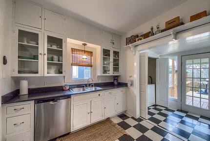 Comal River Bungalow | Steps to Schlitterbahn & Downtown - New Braunfels, Texas