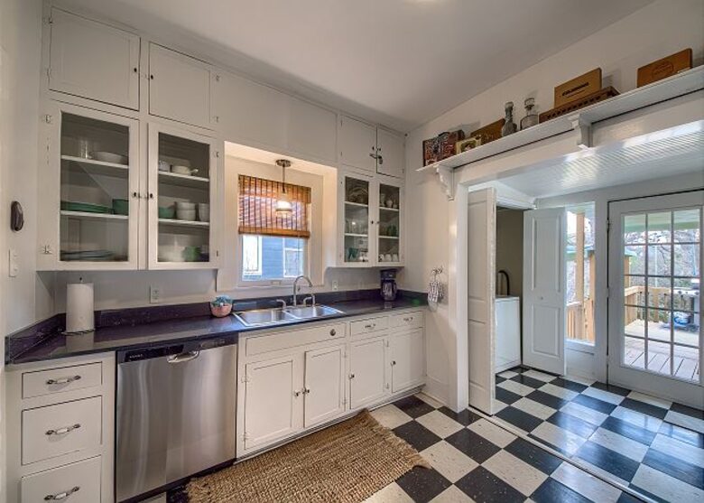 Comal River Bungalow | Steps to Schlitterbahn & Downtown - New Braunfels, Texas