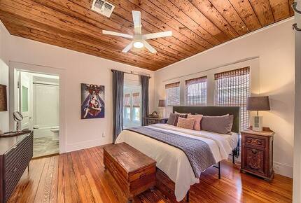 Comal River Bungalow | Steps to Schlitterbahn & Downtown - New Braunfels, Texas