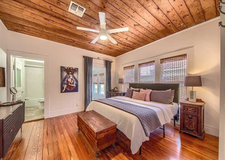 Comal River Bungalow | Steps to Schlitterbahn & Downtown - New Braunfels, Texas