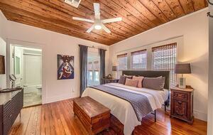 Comal River Bungalow | Steps to Schlitterbahn & Downtown - New Braunfels, Texas
