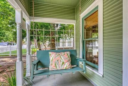 Comal River Bungalow | Steps to Schlitterbahn & Downtown - New Braunfels, Texas