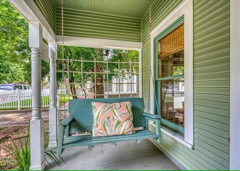 Comal River Bungalow | Steps to Schlitterbahn & Downtown - New Braunfels, Texas