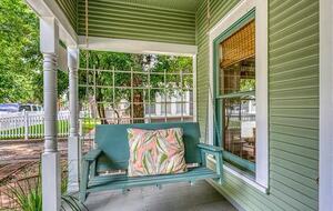 Comal River Bungalow | Steps to Schlitterbahn & Downtown - New Braunfels, Texas