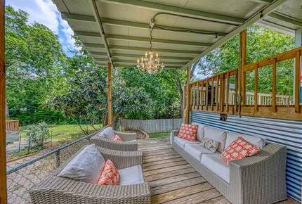 Comal River Bungalow | Steps to Schlitterbahn & Downtown - New Braunfels, Texas