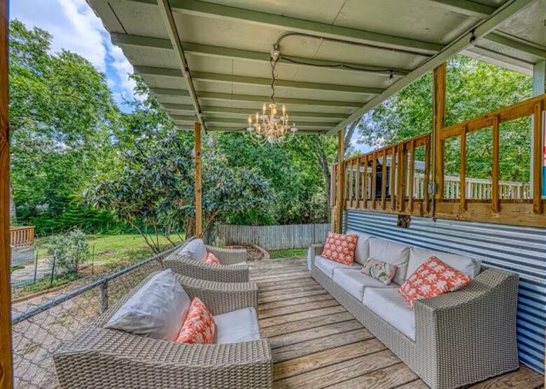 Comal River Bungalow | Steps to Schlitterbahn & Downtown - New Braunfels, Texas