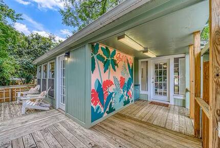 Comal River Bungalow | Steps to Schlitterbahn & Downtown - New Braunfels, Texas