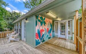 Comal River Bungalow | Steps to Schlitterbahn & Downtown - New Braunfels, Texas