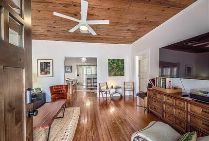 Comal River Bungalow | Steps to Schlitterbahn & Downtown - New Braunfels, Texas