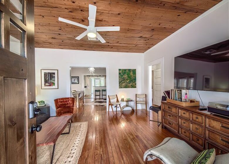 Comal River Bungalow | Steps to Schlitterbahn & Downtown - New Braunfels, Texas