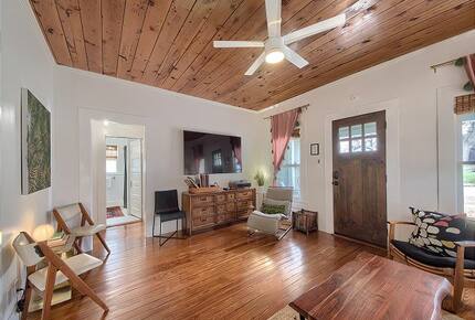 Comal River Bungalow | Steps to Schlitterbahn & Downtown - New Braunfels, Texas