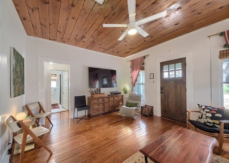 Comal River Bungalow | Steps to Schlitterbahn & Downtown - New Braunfels, Texas