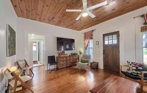 Comal River Bungalow | Steps to Schlitterbahn & Downtown - New Braunfels, Texas