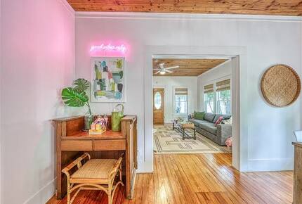 Comal River Bungalow | Steps to Schlitterbahn & Downtown - New Braunfels, Texas