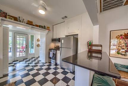 Comal River Bungalow | Steps to Schlitterbahn & Downtown - New Braunfels, Texas