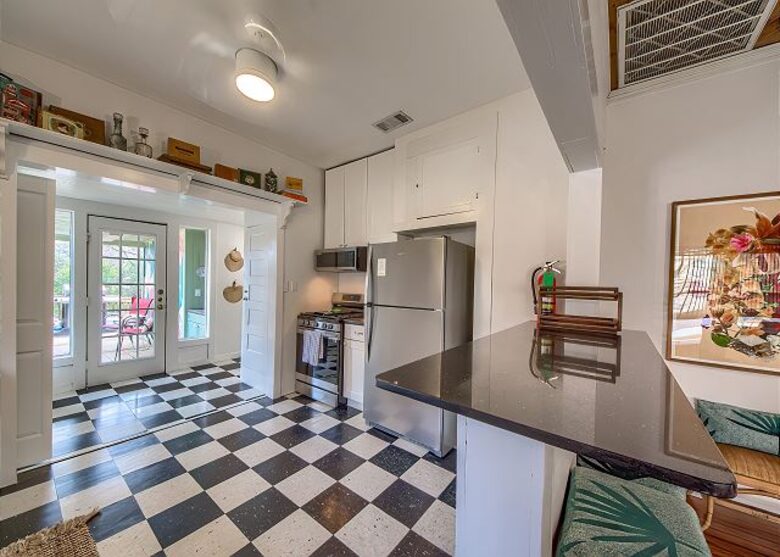 Comal River Bungalow | Steps to Schlitterbahn & Downtown - New Braunfels, Texas