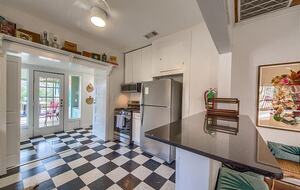 Comal River Bungalow | Steps to Schlitterbahn & Downtown - New Braunfels, Texas