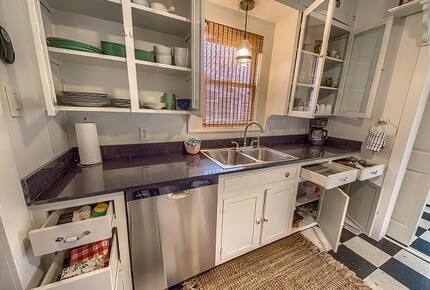 Comal River Bungalow | Steps to Schlitterbahn & Downtown - New Braunfels, Texas