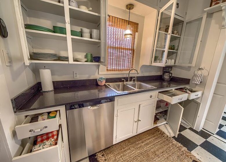 Comal River Bungalow | Steps to Schlitterbahn & Downtown - New Braunfels, Texas