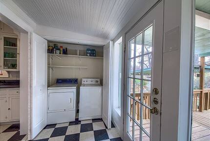 Comal River Bungalow | Steps to Schlitterbahn & Downtown - New Braunfels, Texas