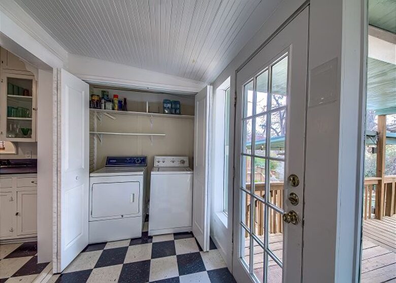 Comal River Bungalow | Steps to Schlitterbahn & Downtown - New Braunfels, Texas