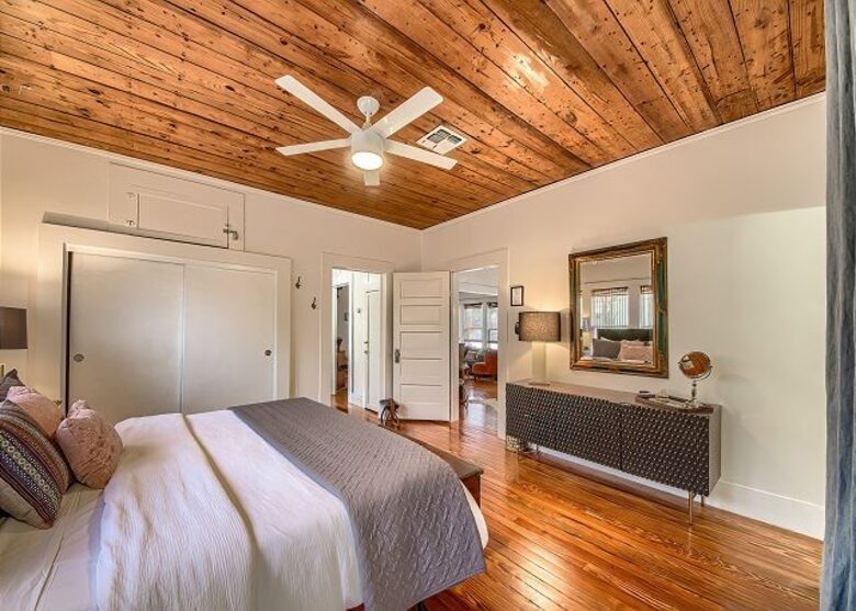 Comal River Bungalow | Steps to Schlitterbahn & Downtown - New Braunfels, Texas