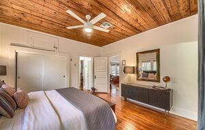 Comal River Bungalow | Steps to Schlitterbahn & Downtown - New Braunfels, Texas