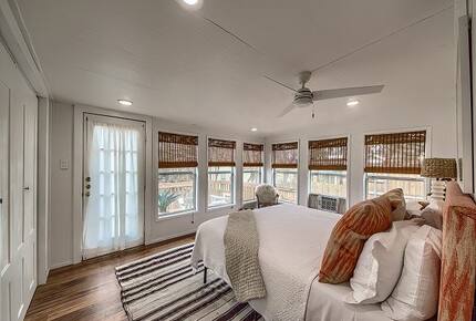 Comal River Bungalow | Steps to Schlitterbahn & Downtown - New Braunfels, Texas