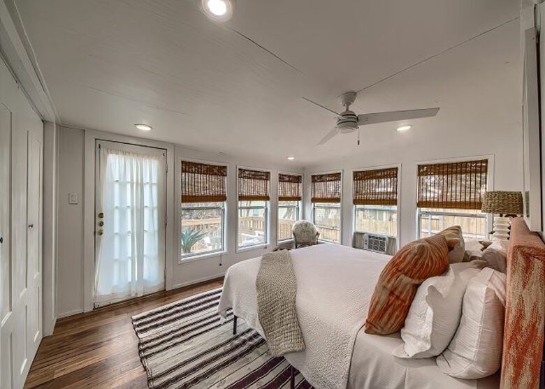 Comal River Bungalow | Steps to Schlitterbahn & Downtown - New Braunfels, Texas