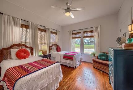 Comal River Bungalow | Steps to Schlitterbahn & Downtown - New Braunfels, Texas