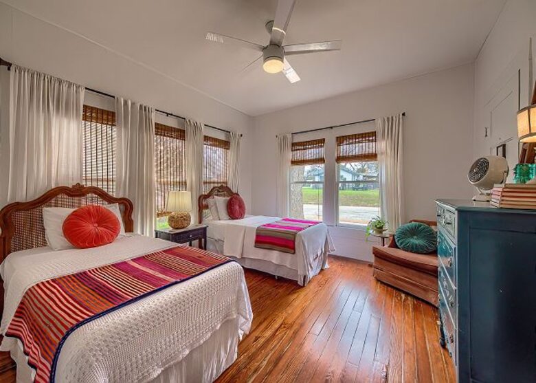 Comal River Bungalow | Steps to Schlitterbahn & Downtown - New Braunfels, Texas