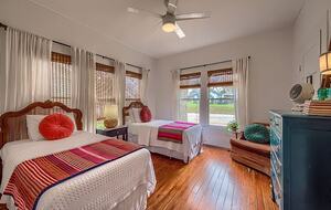 Comal River Bungalow | Steps to Schlitterbahn & Downtown - New Braunfels, Texas