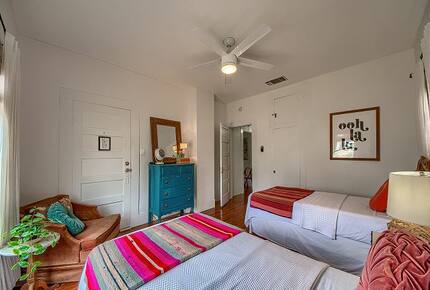 Comal River Bungalow | Steps to Schlitterbahn & Downtown - New Braunfels, Texas