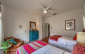 Comal River Bungalow | Steps to Schlitterbahn & Downtown - New Braunfels, Texas