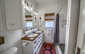 Comal River Bungalow | Steps to Schlitterbahn & Downtown - New Braunfels, Texas