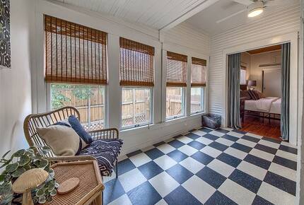 Comal River Bungalow | Steps to Schlitterbahn & Downtown - New Braunfels, Texas