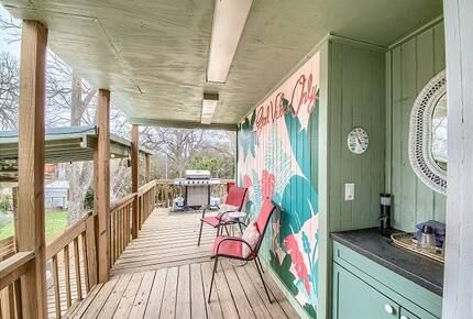 Comal River Bungalow | Steps to Schlitterbahn & Downtown - New Braunfels, Texas