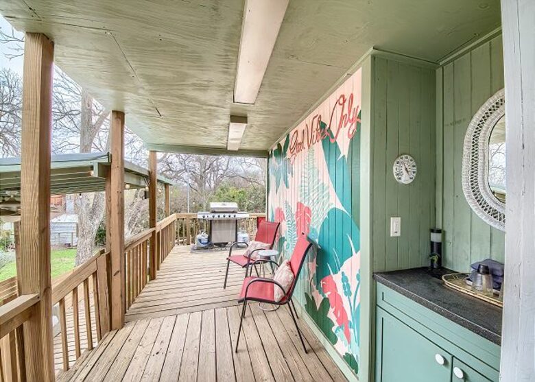 Comal River Bungalow | Steps to Schlitterbahn & Downtown - New Braunfels, Texas
